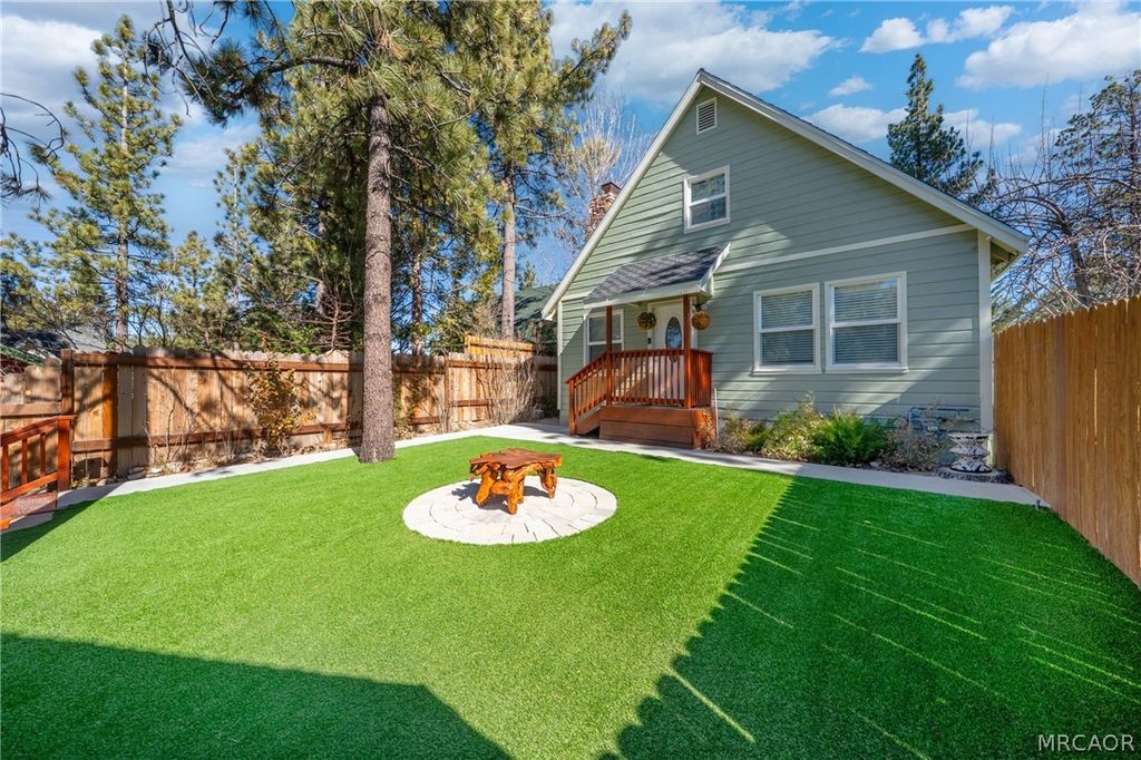 Photo of 195 Knoll Road, Big Bear Lake, CA 92315 (MLS # 32600588)