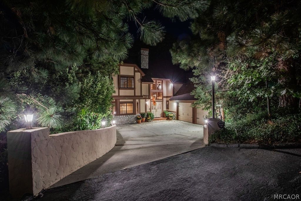 Photo of 27801 St Bernard Lane, Lake Arrowhead, CA 92352 (MLS # 32600933)