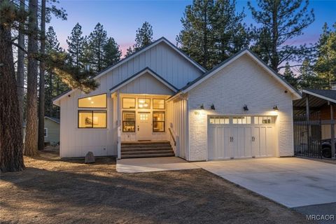 Photo of 374 Mountainaire Lane, Big Bear Lake, CA 92315 (MLS # 32600146)