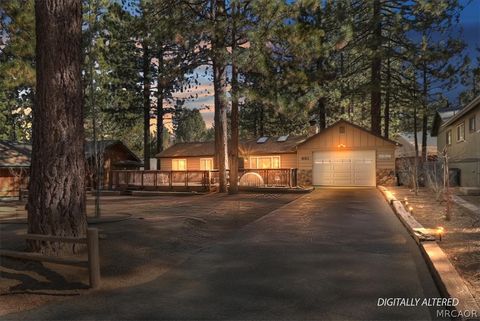 Photo of 631 Crestwood Dr, Big Bear Lake, CA 92315 (MLS # 32600278)