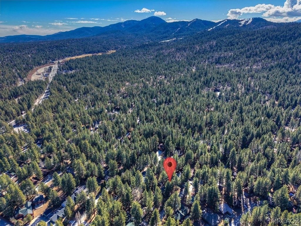 Photo of 631 Crestwood Dr, Big Bear Lake, CA 92315 (MLS # 32600278)
