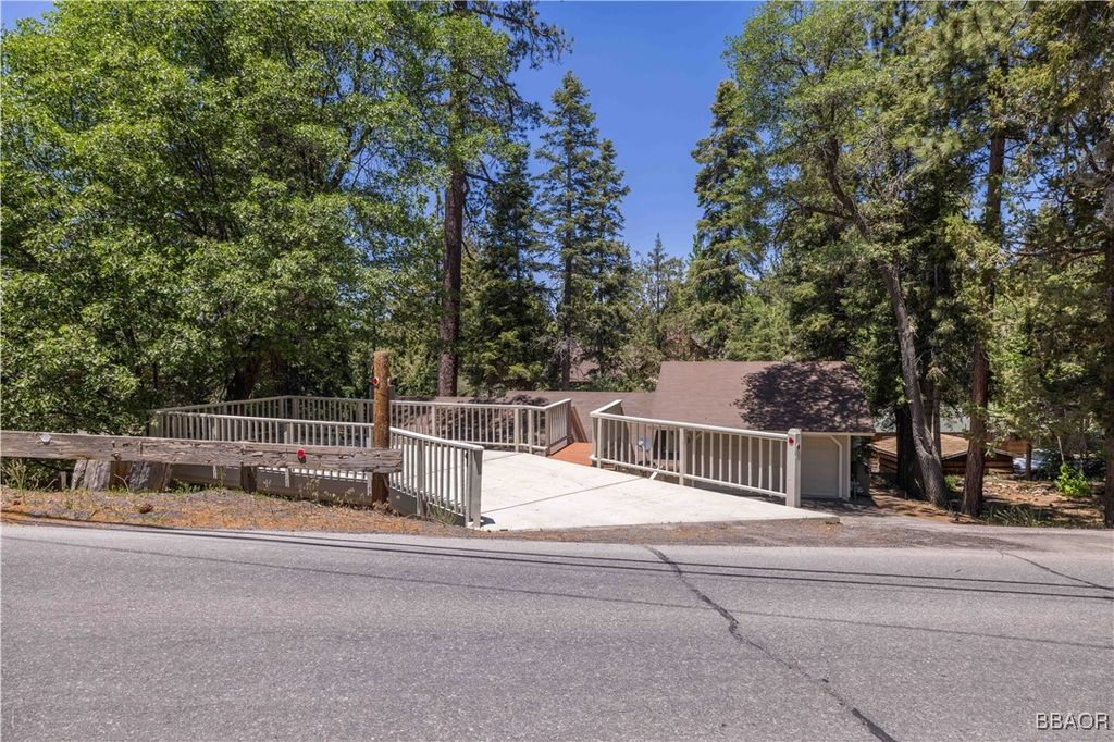 Photo of 43133 Moonridge Road, Big Bear Lake, CA 92315 (MLS # 32501450)