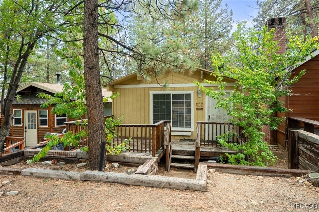Photo of 817 Maple Lane, Sugarloaf, CA 92386 (MLS # 32502383)
