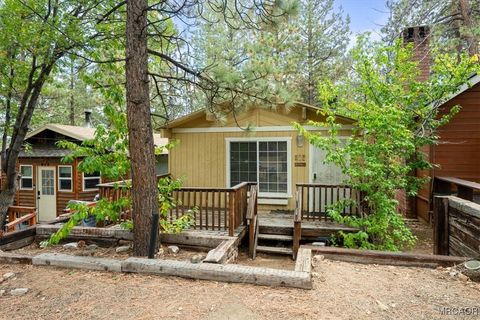 Photo of 817 Maple Lane, Sugarloaf, CA 92386 (MLS # 32502383)