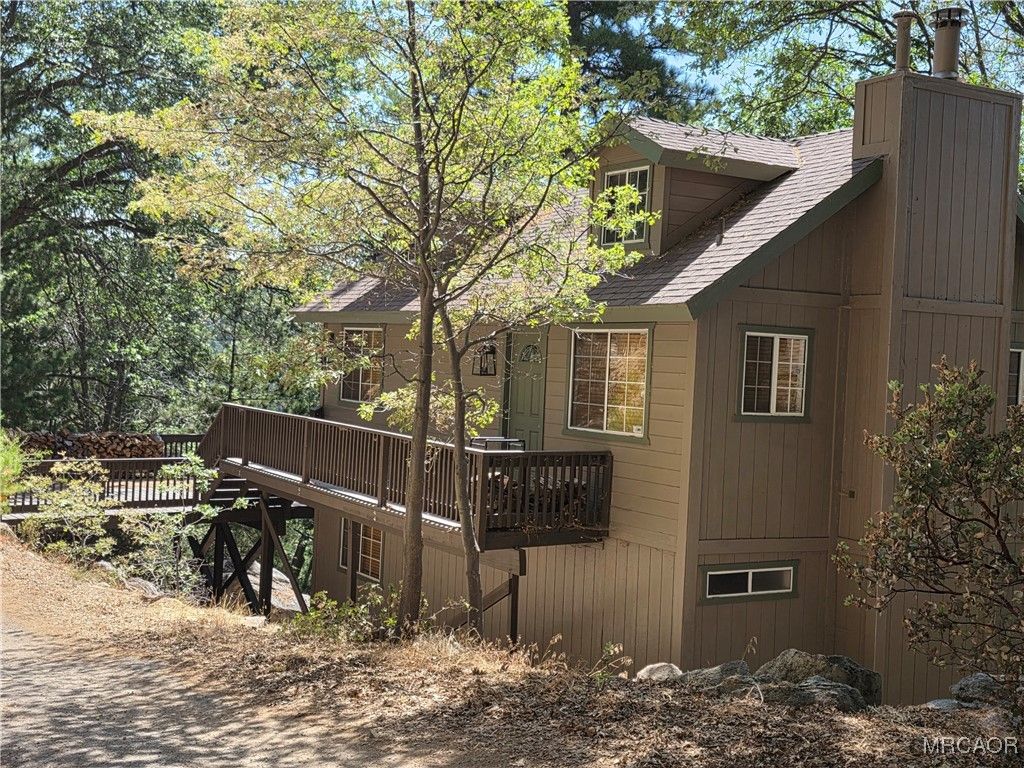 Photo of 26478 Thunderbird Drive, Lake Arrowhead, CA 92352 (MLS # 32502209)