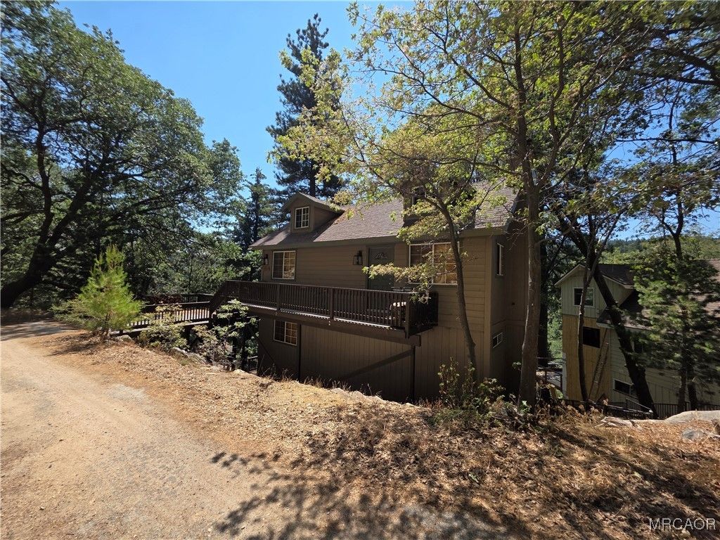 Photo of 26478 Thunderbird Drive, Lake Arrowhead, CA 92352 (MLS # 32502209)