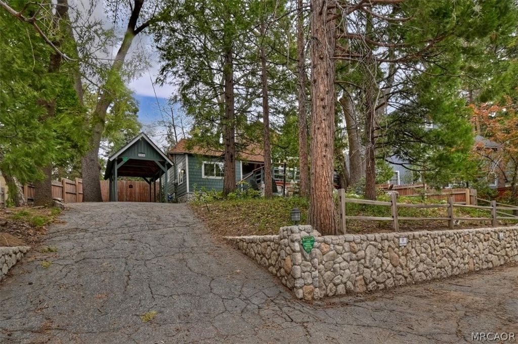 Photo of 295 Sunset Drive, Lake Arrowhead, CA 92352 (MLS # 32600682)