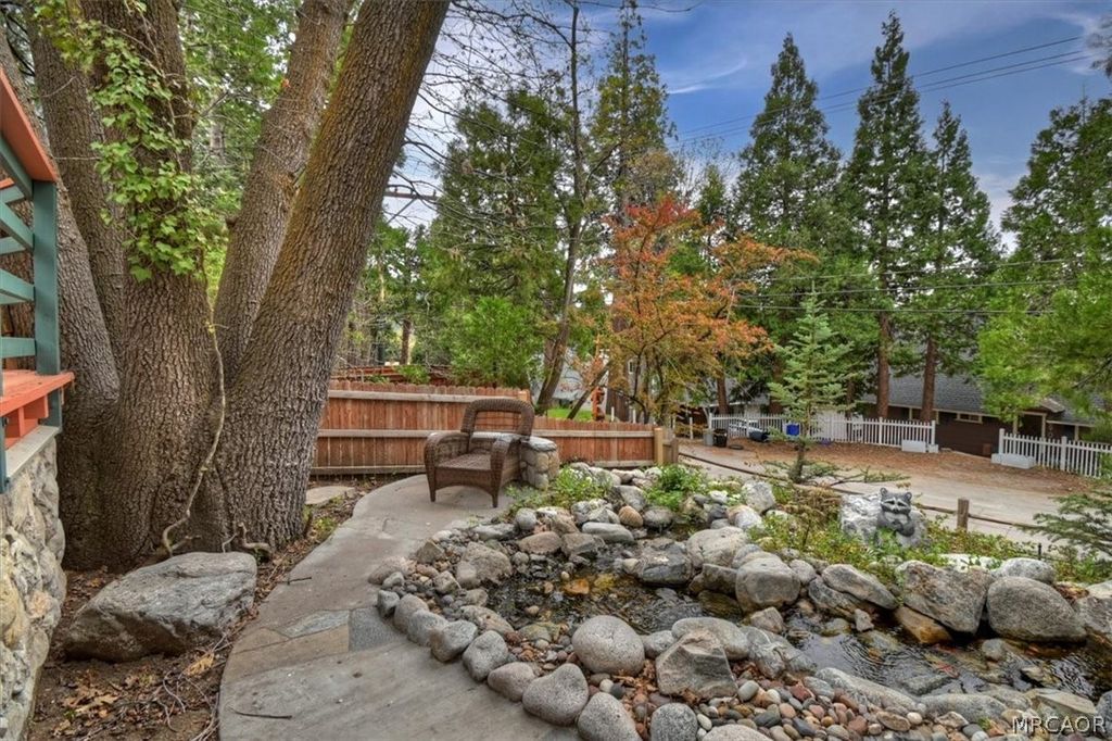 Photo of 295 Sunset Drive, Lake Arrowhead, CA 92352 (MLS # 32600682)