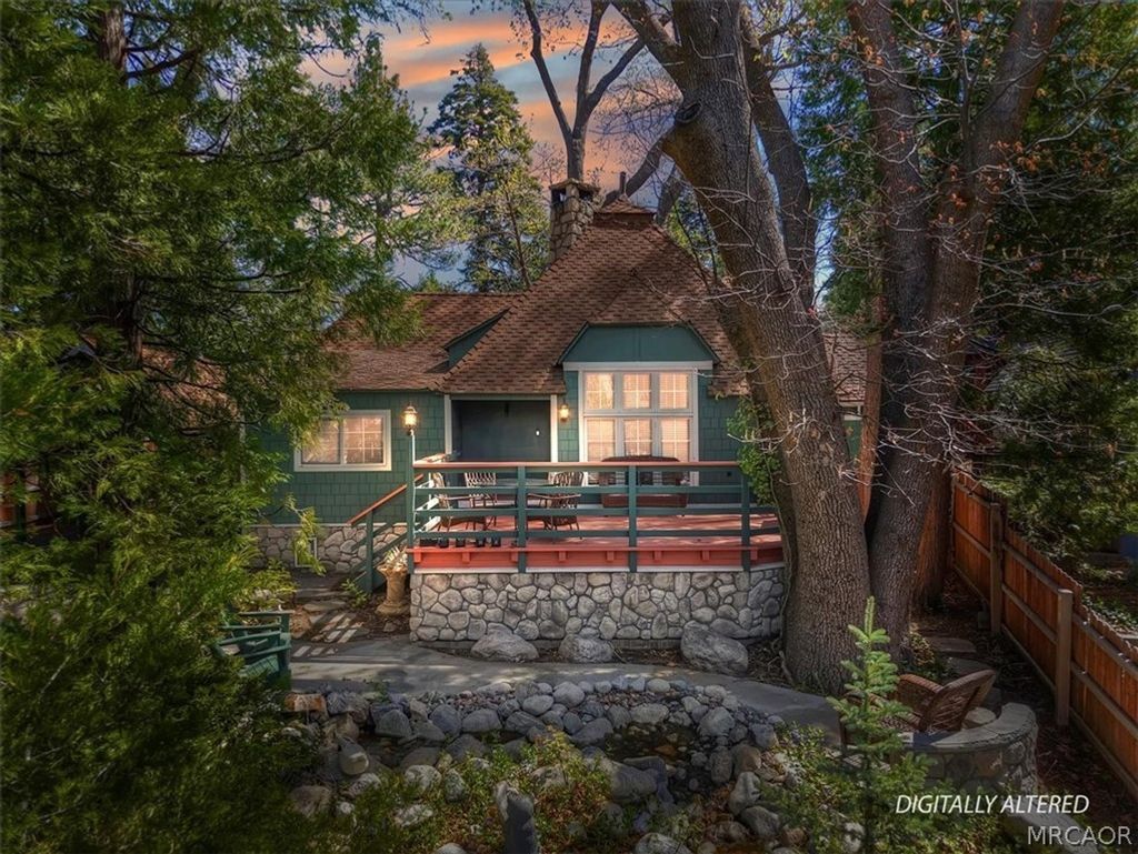 Photo of 295 Sunset Drive, Lake Arrowhead, CA 92352 (MLS # 32600682)