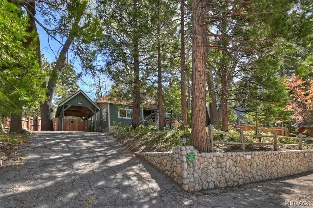 Photo of 295 Sunset Drive, Lake Arrowhead, CA 92352 (MLS # 32600682)