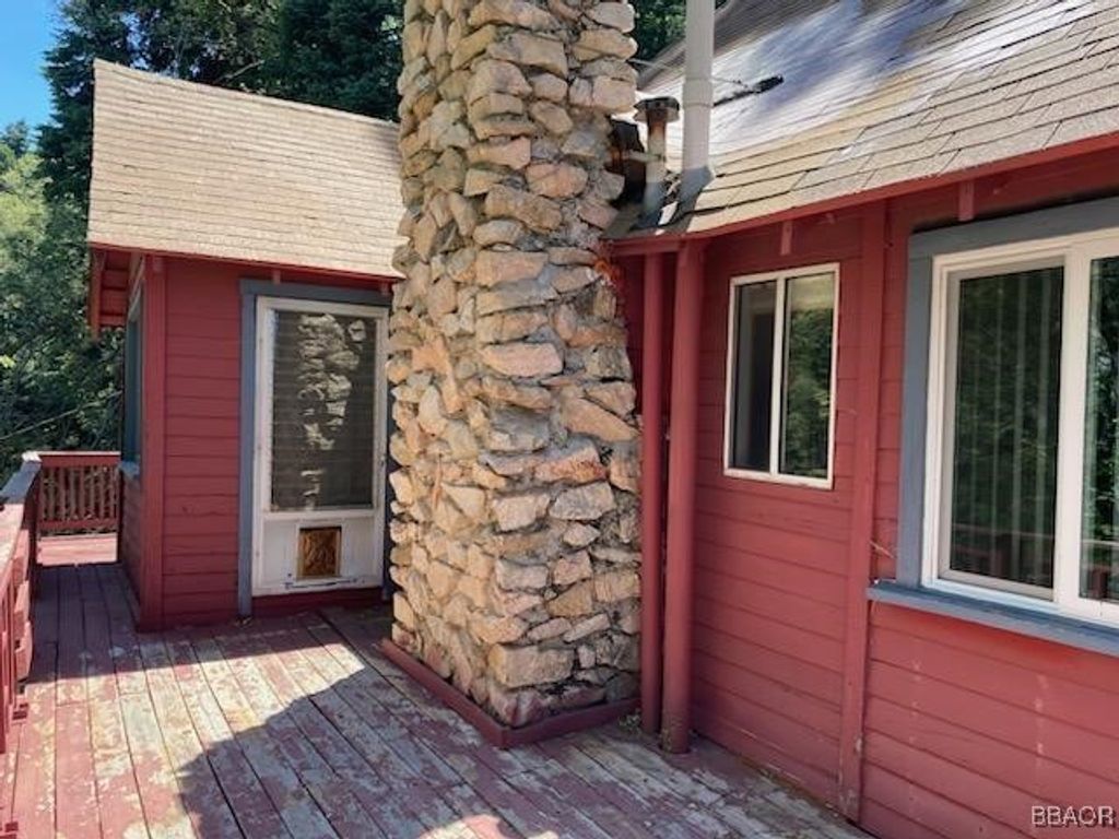 Photo of 544 Community Drive, Lake Arrowhead, CA 92352 (MLS # 32501990)