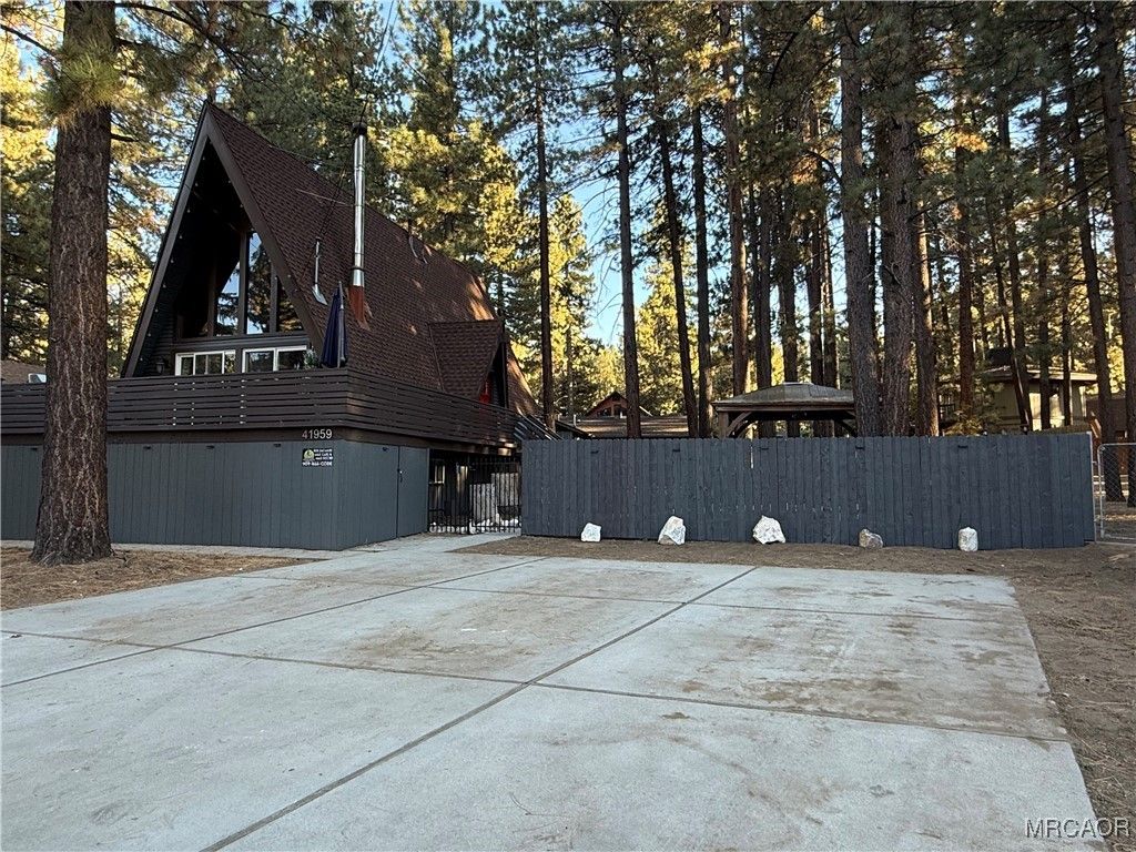 Photo of 41959 Brownie Lane, Big Bear Lake, CA 92315 (MLS # 32405679)