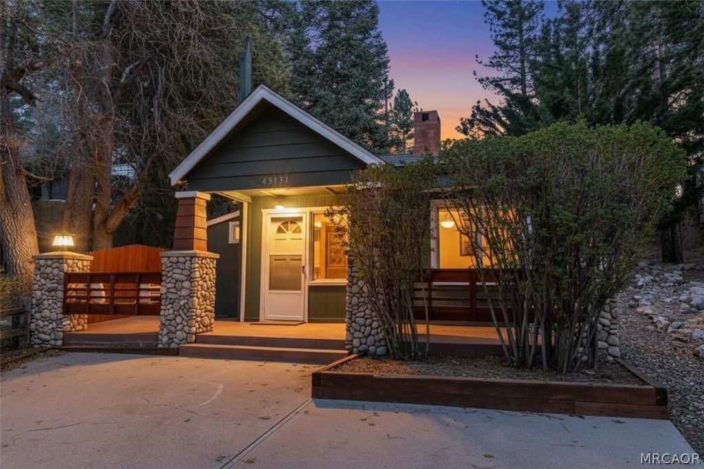 Photo of 43131 Grizzly Road, Big Bear Lake, CA 92315 (MLS # 32600638)