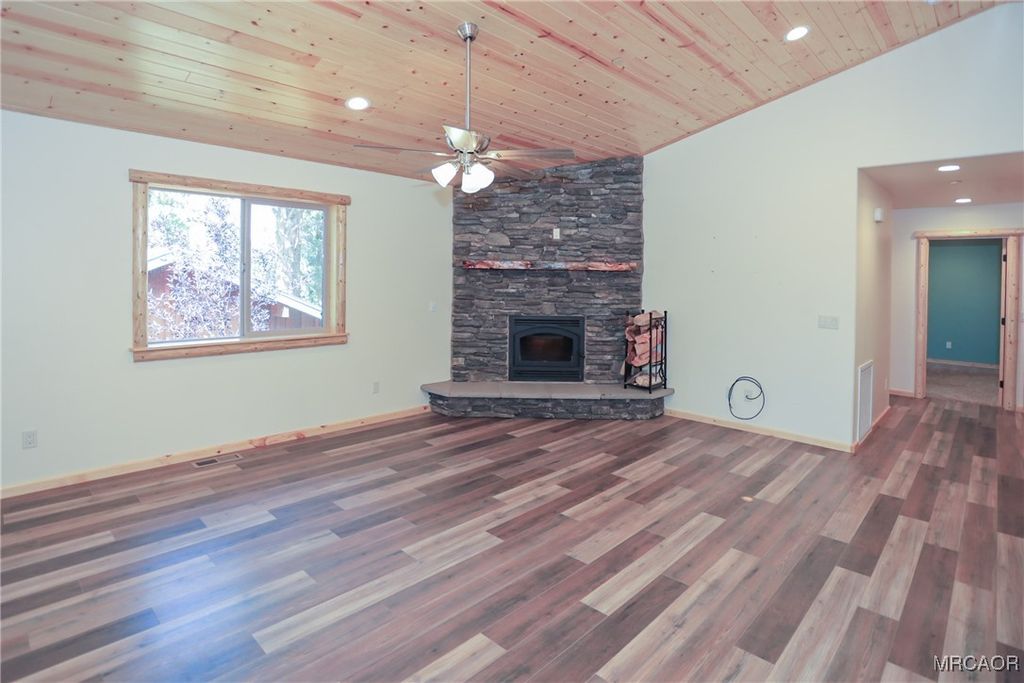 Photo of 365 Santa Barbara Avenue, Sugarloaf, CA 92386 (MLS # 32502208)