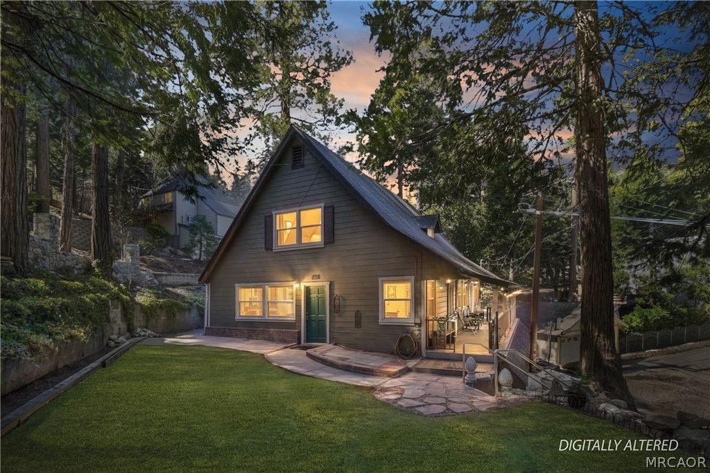 Photo of 238 Bluebell Lane, Lake Arrowhead, CA 92352 (MLS # 32600463)
