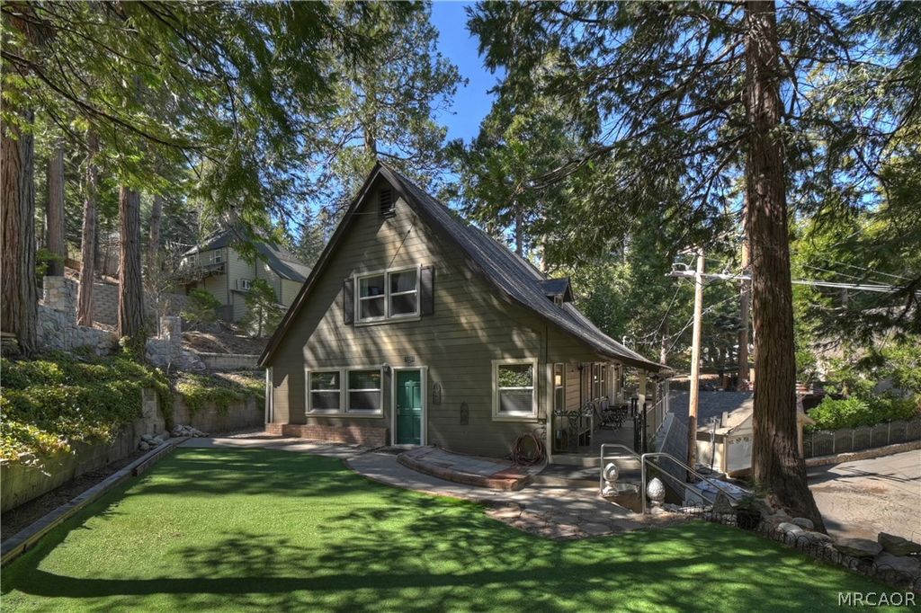 Photo of 238 Bluebell Lane, Lake Arrowhead, CA 92352 (MLS # 32600463)