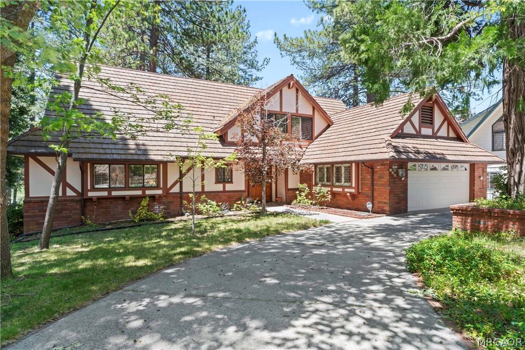Photo of 524 Golf Course Road, Lake Arrowhead, CA 92352 (MLS # 32600980)