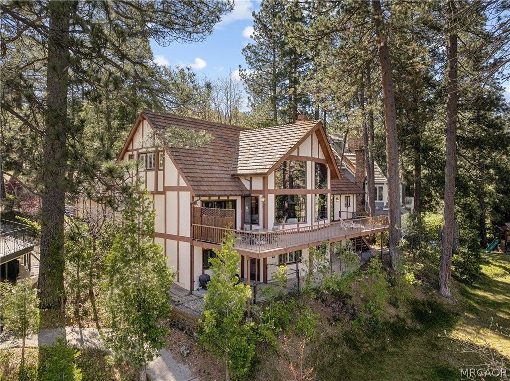 Photo of 524 Golf Course Road, Lake Arrowhead, CA 92352 (MLS # 32600980)