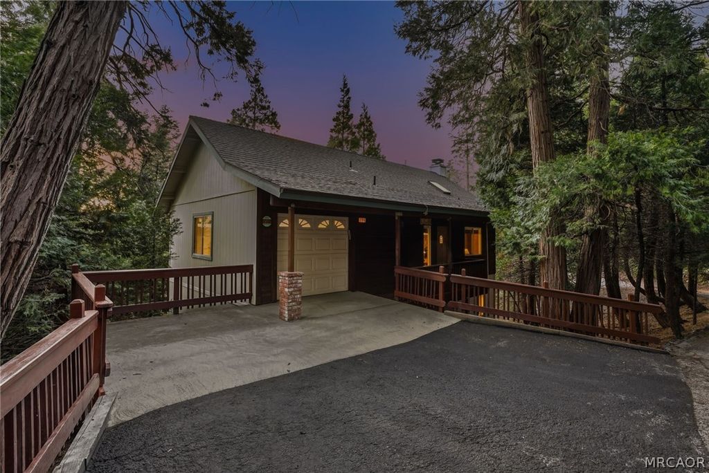 Photo of 196 B Lane, Lake Arrowhead, CA 92352 (MLS # 32600757)