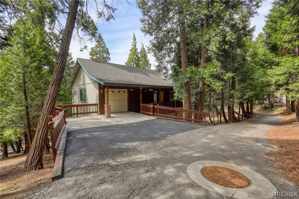 Photo of 196 B Lane, Lake Arrowhead, CA 92352 (MLS # 32600757)