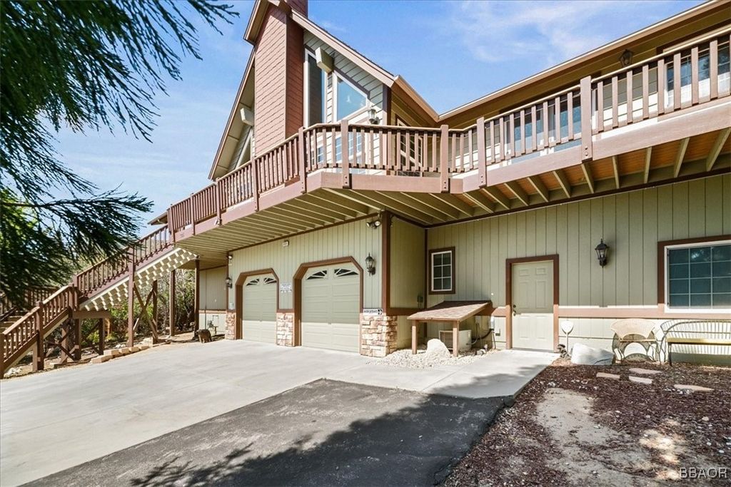 Photo of 305 Starlight Circle, Big Bear Lake, CA 92315 (MLS # 32501344)