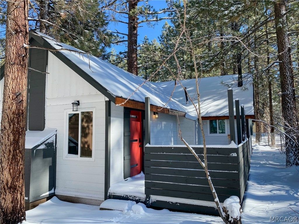 Photo of 374 Knight Avenue, Big Bear Lake, CA 92315 (MLS # 32600816)