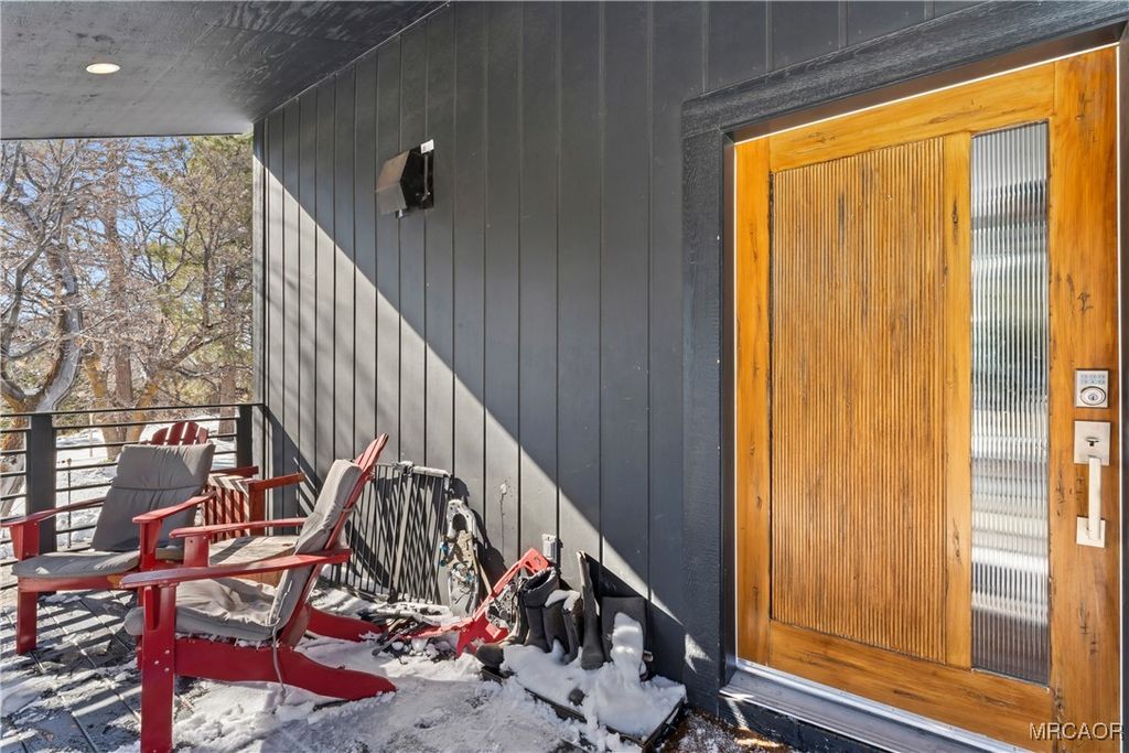 Photo of 32945 Juniper Lane, Green Valley Lake, CA 92341 (MLS # 32502610)