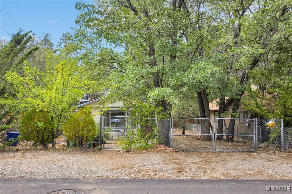 Photo of 412 San Bernardino Avenue, Sugarloaf, CA 92386 (MLS # 32502185)