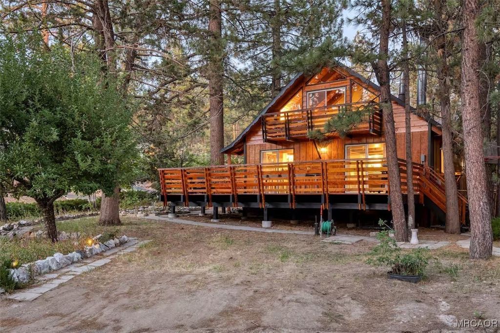 Photo of 42535 Avalon Road, Big Bear Lake, CA 92315 (MLS # 32502496)