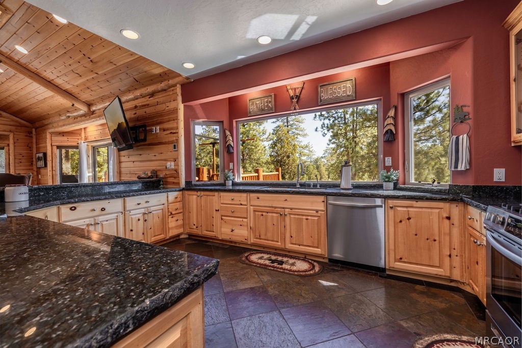 Big Bear City, California, 92314, United States, 5 Bedrooms Bedrooms, ,5 BathroomsBathrooms,Residential,Active,2028773