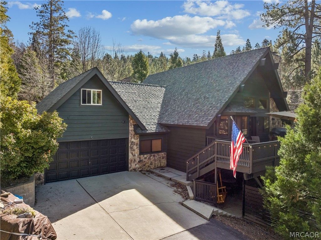 Photo of 499 Golf Course Lane, Lake Arrowhead, CA 92352 (MLS # 32600529)