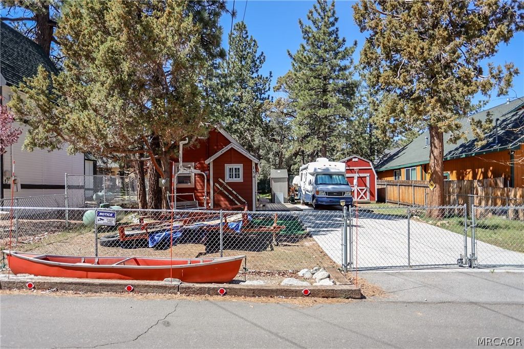 Photo of 154 Leonard Lane, Sugarloaf, CA 92386 (MLS # 32600603)