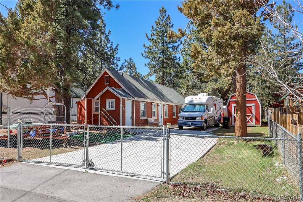 Photo of 154 Leonard Lane, Sugarloaf, CA 92386 (MLS # 32600603)