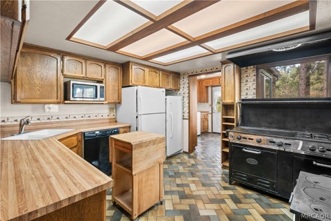 Photo of 1172 or 1160 1/2 Mound Street, Big Bear City, CA 92314 (MLS # 32601978)