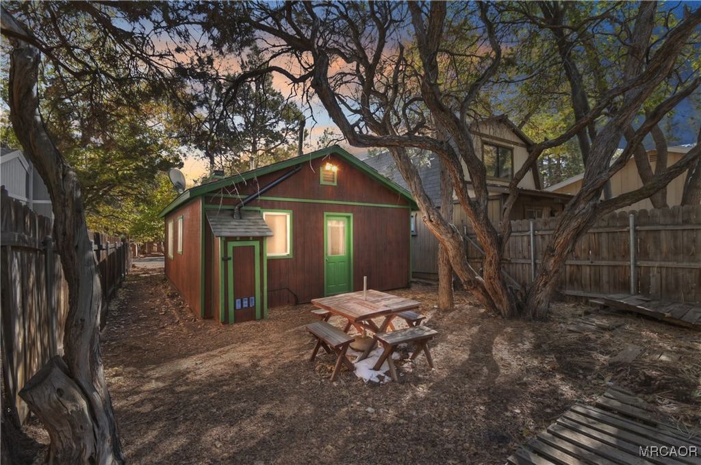 Photo of 402 Highland Lane, Sugarloaf, CA 92386 (MLS # 32502523)