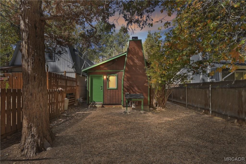 Photo of 402 Highland Lane, Sugarloaf, CA 92386 (MLS # 32502523)