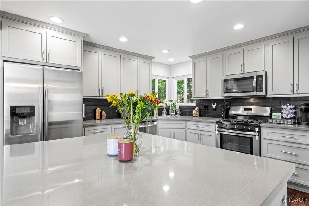 Photo of 27622 W Shore Road, Lake Arrowhead, CA 92352 (MLS # 32502461)