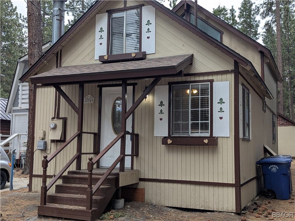 Photo of 42769 La Cerena Avenue, Big Bear Lake, CA 92315 (MLS # 32500203)