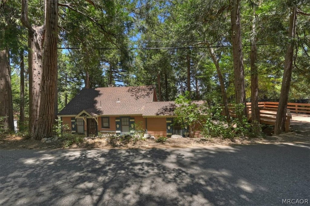 Photo of 563 E Victoria Court, Lake Arrowhead, CA 92352 (MLS # 32601616)