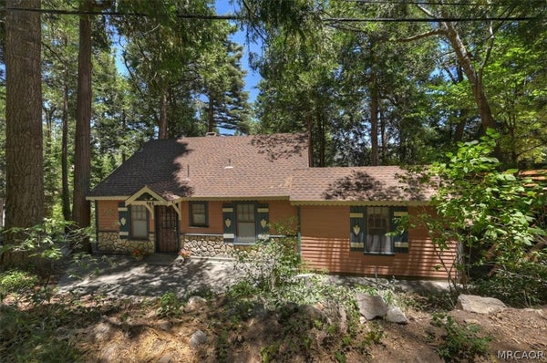 563 E VICTORIA CT, LAKE ARROWHEAD, CA 92352 - Image 770e43ffbcffce74d11b91b846c4ba97/906557006