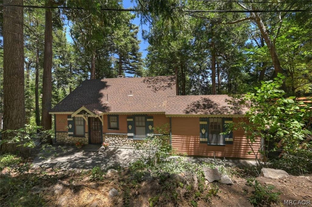 Photo of 563 E Victoria Court, Lake Arrowhead, CA 92352 (MLS # 32601616)