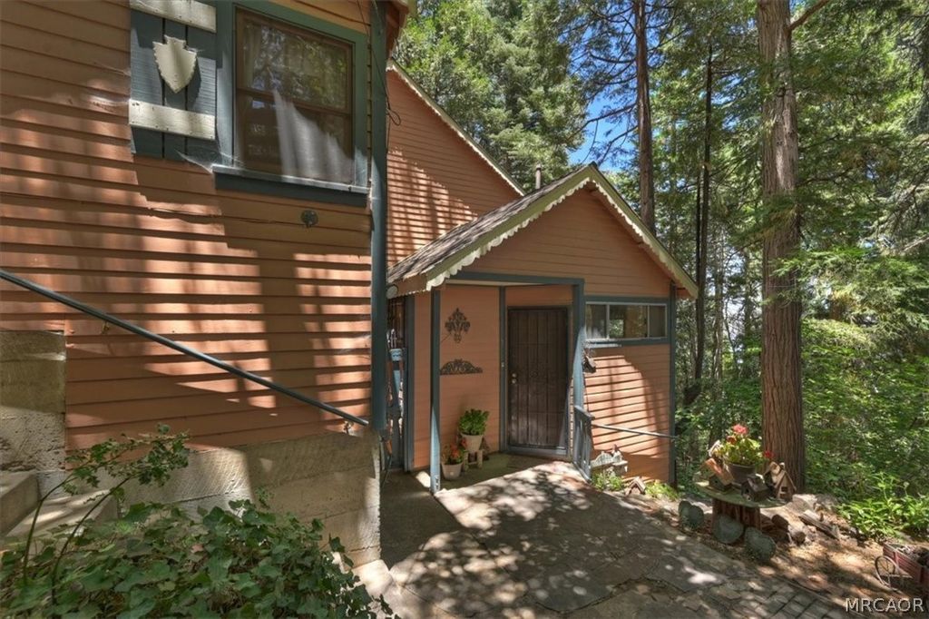 Photo of 563 E Victoria Court, Lake Arrowhead, CA 92352 (MLS # 32601616)