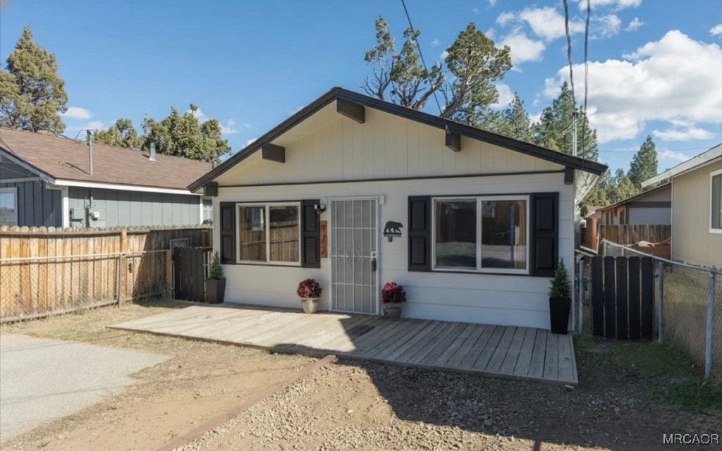 Photo of 972 Pinon Lane, Big Bear City, CA 92314 (MLS # 32502560)