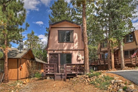 Photo of 759 Spruce Lane, Sugarloaf, CA 92386 (MLS # 32601714)