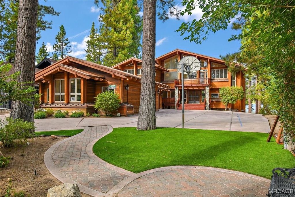 Photo of 251 N Eureka Drive, Big Bear Lake, CA 92315 (MLS # 32600131)