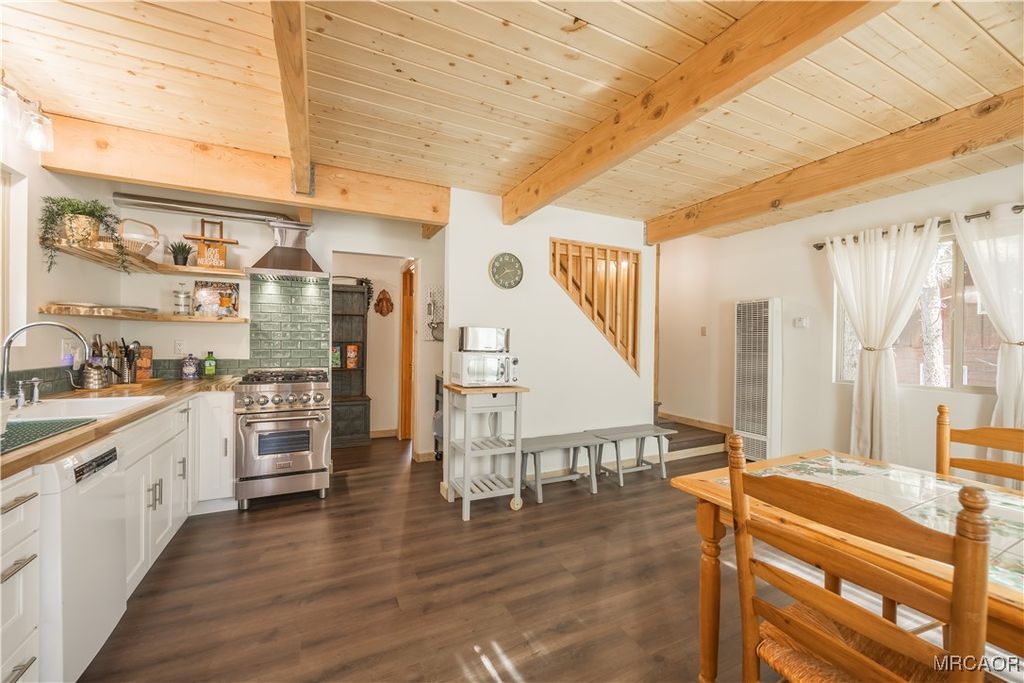 Photo of 612 Kean Way Way, Big Bear City, CA 92314 (MLS # 32502413)