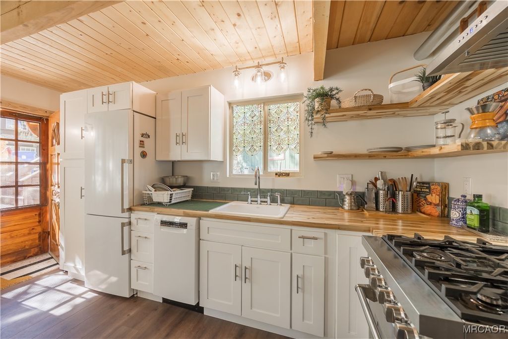 Photo of 612 Kean Way Way, Big Bear City, CA 92314 (MLS # 32502413)