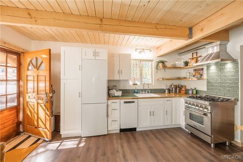 Photo of 612 Kean Way Way, Big Bear City, CA 92314 (MLS # 32502413)