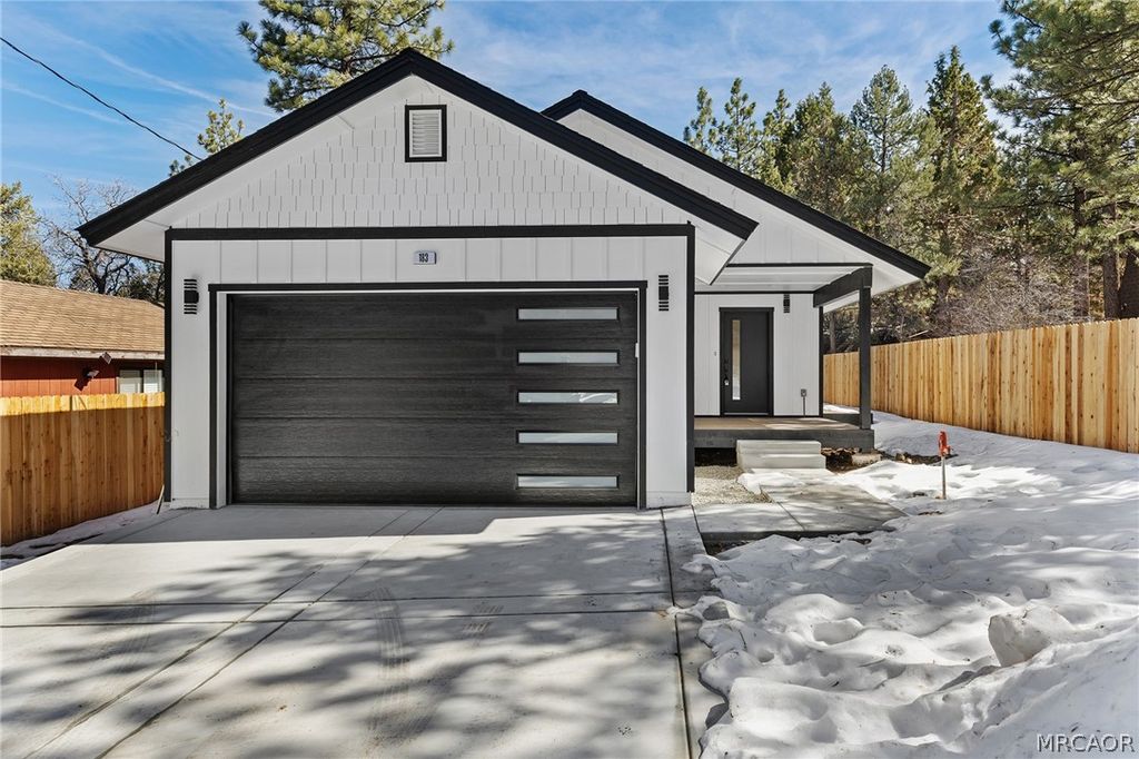 Photo of 183 Moreno LN Lane, Sugarloaf, CA 92386 (MLS # 32601217)