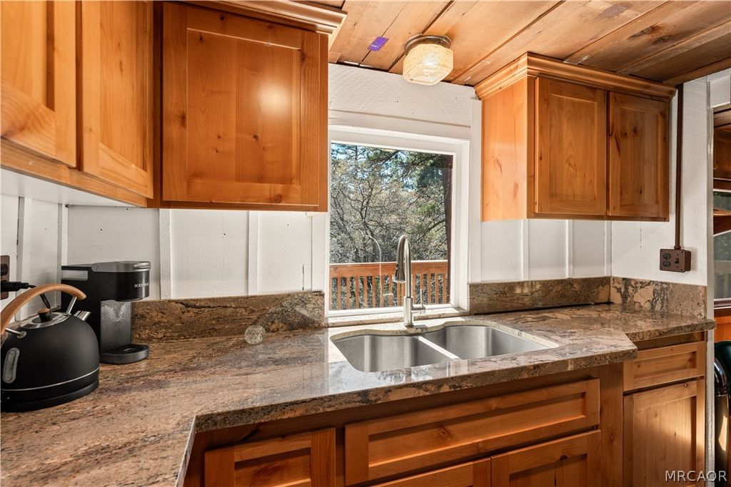 Photo of 7 Pine Knot Road, Big Bear Lake, CA 92315 (MLS # 32601110)